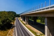 Úsek R2 Kriváň - Mýtna, ktorého súčasťou je najdlhší most v krajine, začne slúžiť motoristom ešte tento rok.