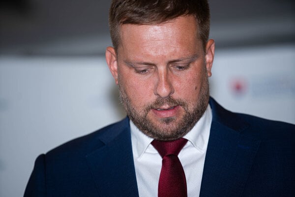 Minister Šaško odpovedal novinárom na otázky o kauze záchrankového tendra.