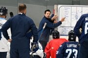 Kanadský tréner Brad Tapper počas tréningu hráčov HC Slovan Bratislava.
