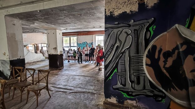 Budovu ponorky zdobia grafity. (zdroj: Pavol Stolárik)