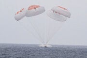 Kapsula SpaceX so štyrmi astronautmi sa zniesla padákom do Tichého oceánu pri pobreží južnej Kalifornie.