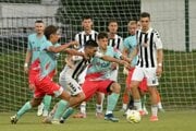 Myjavčania (v čierno-bielom) brali body zo Senca. 