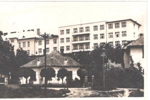 Na zábere z roku 1935 je budova pôvodnej nemocnice (vľavo) a pristavaný chirurgický pavilón (vpravo).