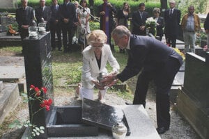 Pri ukladaní pozostatkov S. Mečiara na Národný cintorín asistovali najvyšší činitelia Matice slovenskej.