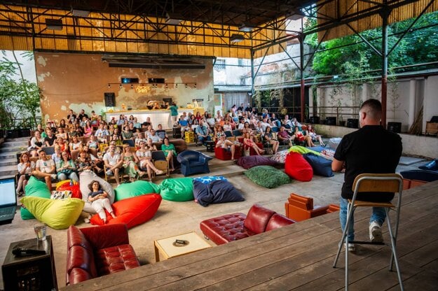 Okrem premietania filmov ponúka Záhradné kin v programe aj rôzne tipy prednášok. (zdroj: Archív Kina Úsmev)