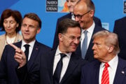 Americký prezident Donald Trump sa rozpráva s generálnym tajomníkom NATO Markom Ruttem.