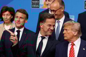 Americký prezident Donald Trump sa rozpráva s generálnym tajomníkom NATO Markom Ruttem.