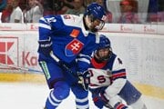 Sprava Kade Meyer (USA) a Oliver Ozogány (Slovensko) bojujú o puk počas zápasu na Hlinka Gretzky Cupe. 