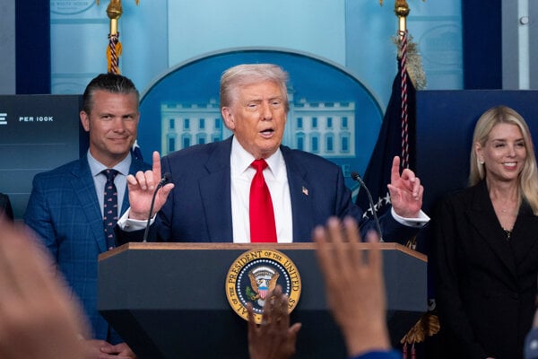 Donald Trump počas tlačovej konferencie.