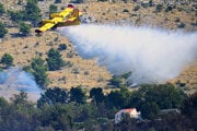 Hasičské lietadlo zasahuje počas lesného požiaru v okolí osady Jesenice.