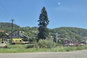 Autá sa zrazili na križovatke pri zastávke. 