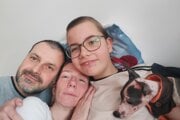 Matej spolu so svojou matkou a jej druhom.