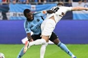 Sandro Cruz (Slovan) a Dan Glazer (Almaty) bojujú o loptu počas odvetného zápasu 3. predkola Ligy majstrov vo futbale ŠK Slovan Bratislava – Kajrat Almaty.