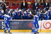 Radosť hráčov Slovenska po góle   na turnaji Hlinka Gretzky Cup 2025.