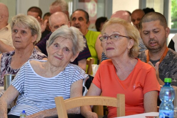 MY a VY bavíme našich seniorov.