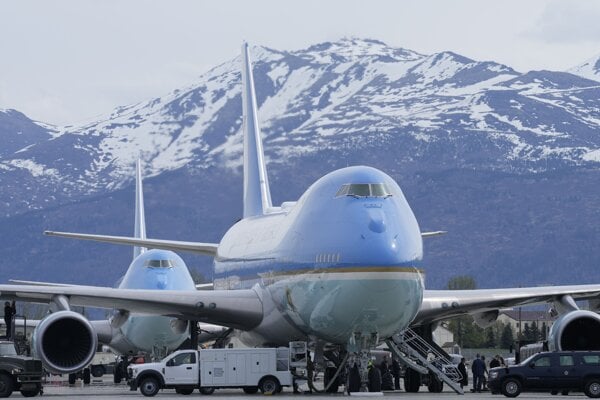 Air Force One na základni Elmendorf-Richardson v Anchorage na Aljaške v máji 2023, keď základňu navštívil Joe Biden.