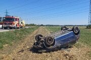 Auto sa prevrátilo na strechu.