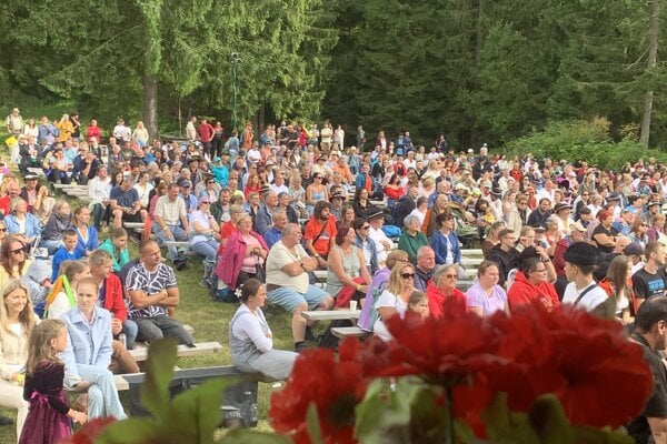 Folklórne slávnosti každoročne prilákajú pod Roháče tisícky návštevníkov.