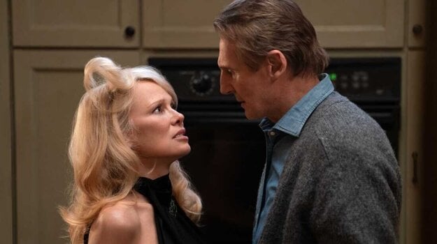 Pamela Anderson a Liam Neeson vo filme Bláznivá strela. (zdroj: ITAFILM)
