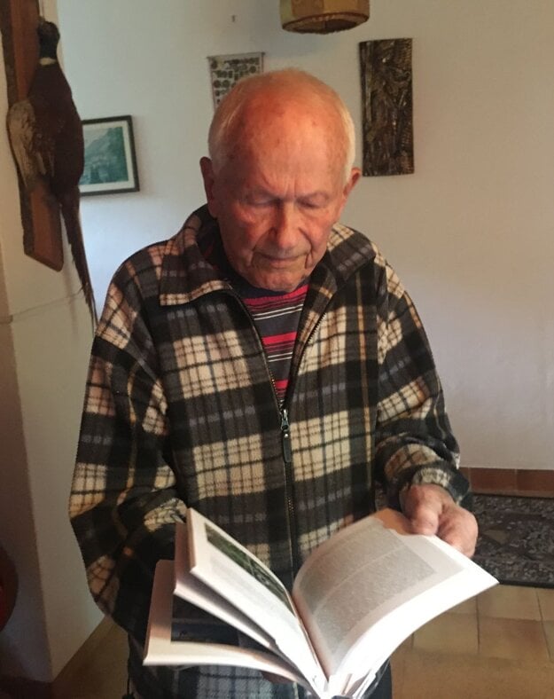 Juraj Šuna listuje v knihe o košických horolezcoch. Aj v nej je zmienka o jeho vodcovstve. (zdroj: Viera Legerská)