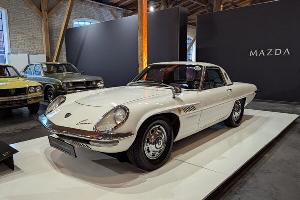 Elegantné kupé Mazda Cosmo Sport bol prvý model značky s Wankelovým motorom a dnes patrí medzi najvzácnejšie. 