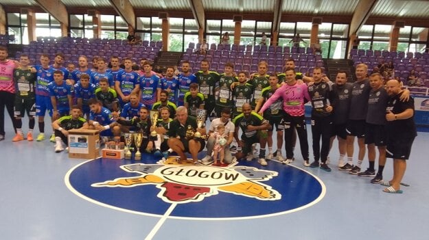Hádzanári Tatrana Prešov po triumfe na turnaji v Poľsku. (zdroj: Ján Leško)