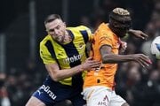 Na snímke slovenský futbalista Milan Škriniar (vľavo) z Fenerbahce a Victor Osimhen z Galatasaray v súboji o loptu počas zápasu 25. kola tureckej futbalovej ligy Galatasaray - Fenerbahce.