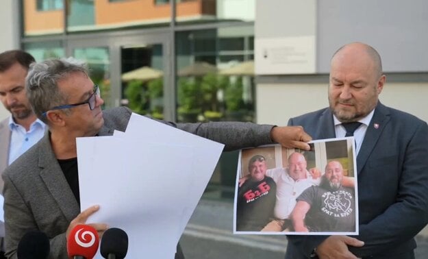 Rudolf Huliak sa nachádza na fotografii v strede, po pravici má šéfa gangu Brat za brata Matúša Alexu. (zdroj: Reprofoto/MH)