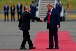 Putin Trump samit: Trump sa na Aljaške zvítal s Putinom, schôdzka bude vo formáte tri na tri
