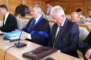 Podnikateľ Jozef Brhel (vpravo) na Špecializovanom trestnom súde v Banskej Bystrici v kauze Mýtnik, 10. septembra 2024.