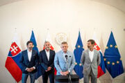 Zľava minister obrany Robert Kaliňák, podpredseda parlamentu Tibor Gašpar, premiér Robert Fico a minister zahraničných vecí Juraj Blanár.