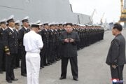 Severokórejský diktátpr Kim Čong-un počas návštevy prístavu Nampo.