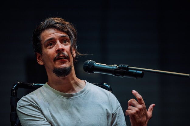 Cieľom predstavenia Charlie je zvýšiť povedomie o inkluzívnom performatívnom umení a podporiť vznik otvorenejšieho kultúrneho prostredia, ktoré nekladie obmedzenia. (zdroj: Marek Jančúch)