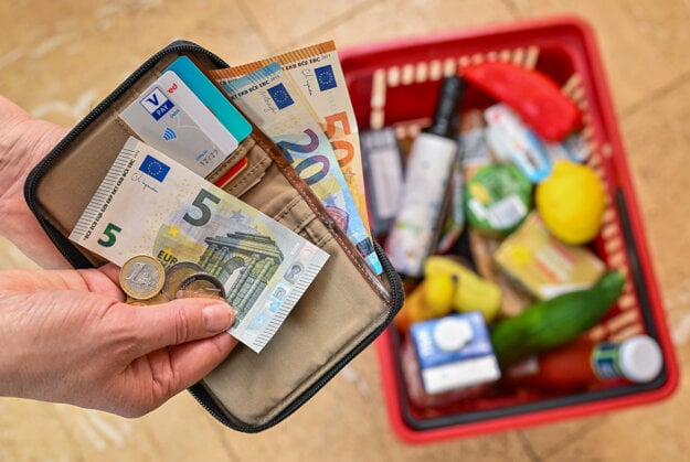 Rast cien aj začiatkom leta ovplyvňovali zvýšenie DPH či nová transakčná daň. (zdroj: TASR/AP)