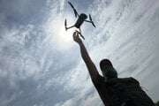 Ruský vojak vypúšťa prieskumný dron na neznámom mieste na Ukrajine.