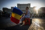 Námestie ústavy pred Palácom ľudu v Bukurešti. Demonštrácia stúpencov Calina Georgescua.