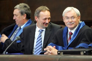 Ivan Lexa počas súdneho procesu v jednej z jeho káuz s advokátmi Štefanom Ondrišom a Jánom Cuperom. Rok 2006.