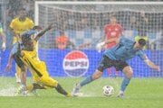 Na snímke sprava hráč Slovana Danylo Ignatenko a hráč YB Bern Tanguy Zoukrou.