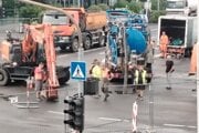 Hlavná križovatka v piatok. 