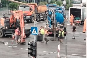 Hlavná križovatka v piatok. 