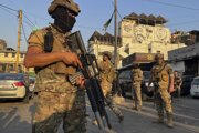 Libanonskí vojaci pri vchode do palestínskeho utečeneckého tábora  Burdž Barádžna na severe Bejrútu, kde palestínske frakcie odovzdali zbrane libanonskej armáde.