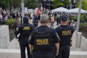 Polícia sleduje protest proti deportáciám a väzneniu migranta v Nashville v júni 2025.
