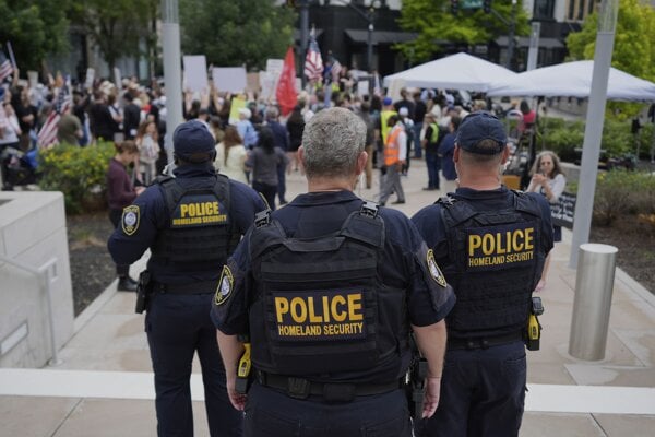Polícia sleduje protest proti deportáciám a väzneniu migranta v Nashville v júni 2025.
