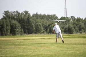 Tréning po škole či v tábore. Baltské štáty učia deti, ako zmontovať a ovládať drony