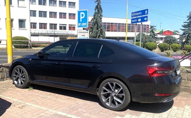 Jedným z troch obstaraných áut košickej župy je aj Škoda Superb. Konkrétne tento Superb Sportline 2.0 TDI, 147 kW (200 k) 4x4 za 48 500 eur s DPH si však kúpilo mesto Sečovce. (zdroj: Korzár/Katarína Gécziová)