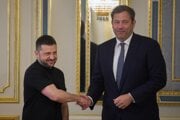 Nemecký minister financií Lars Klingbeil (vpravo) si počas svojej návštevy Ukrajiny podáva ruku s ukrajinským prezidentom Volodymyrom Zelenským.