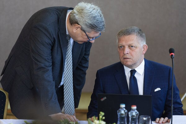Minister spravodlivosti Boris Susko komunikuje s premiérom Robertom Ficom.