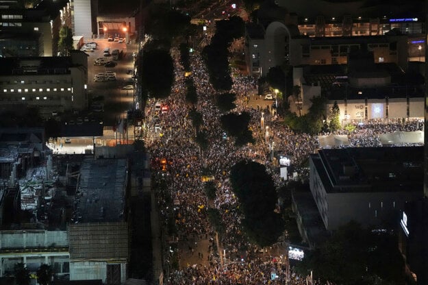 Ľudia na proteste v uliciach Tel Avivu. (zdroj: TASR/AP)
