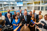 Radní na plavárni, poslanec Špak stojí naľavo od primátora.