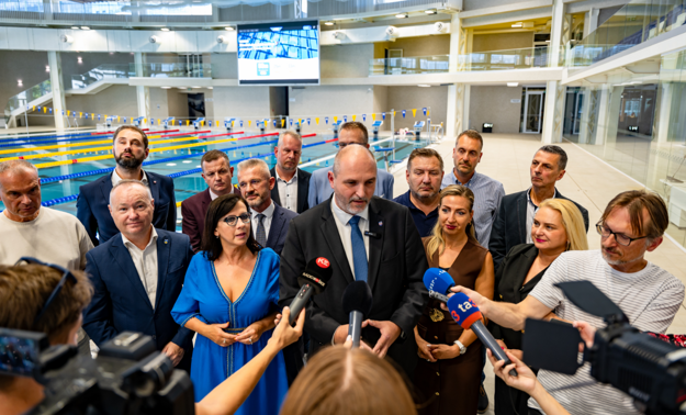 Radní na plavárni, poslanec Špak stojí naľavo od primátora. (zdroj: Mesto Košice)